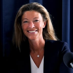 Episode 74: Nathalie Remy talks to Godfrey Deeny about “Transforming Luxury Businesses” EN